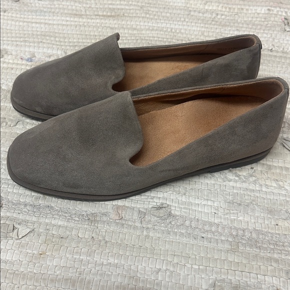 Like new! Vionic WILLA 2.0 Slip On Flat Driftwood Suede - Picture 4 of 10